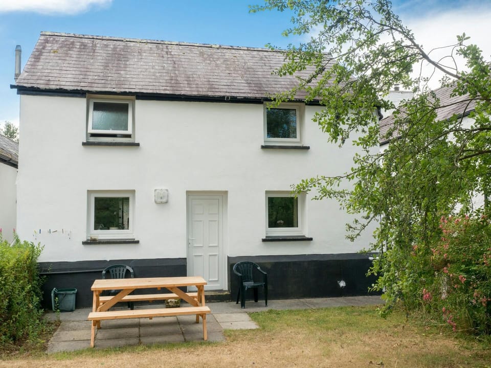 Garden area with picnic bench