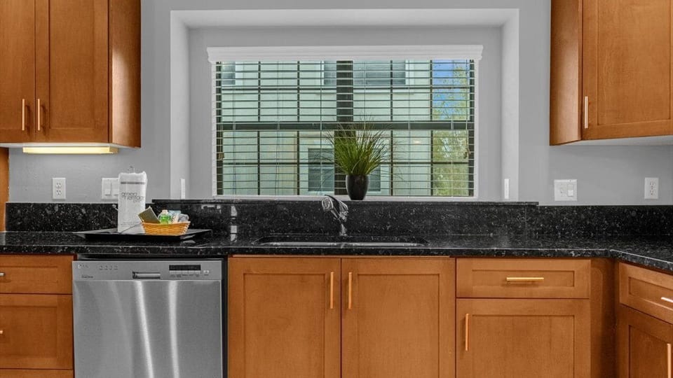 Townhome, Garden View | Private kitchen | Full-size fridge, microwave, oven, stovetop