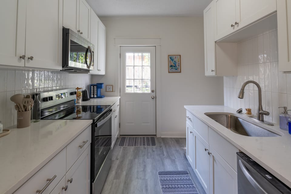 The kitchen has everything you could need for cooking your meals.