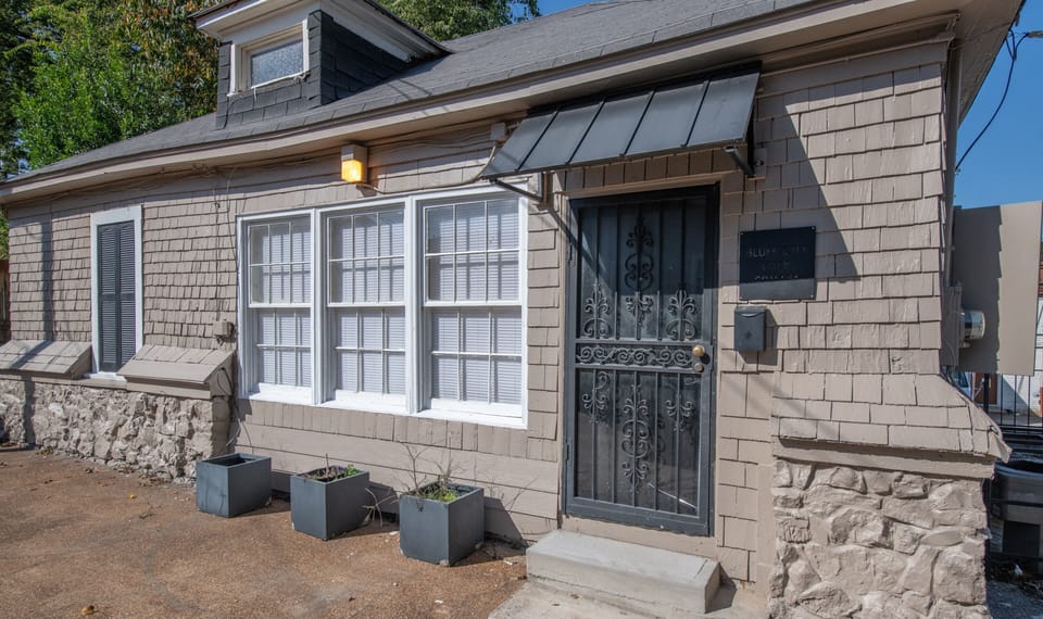 The entrance to the cottage (behind the main house) is labeled.