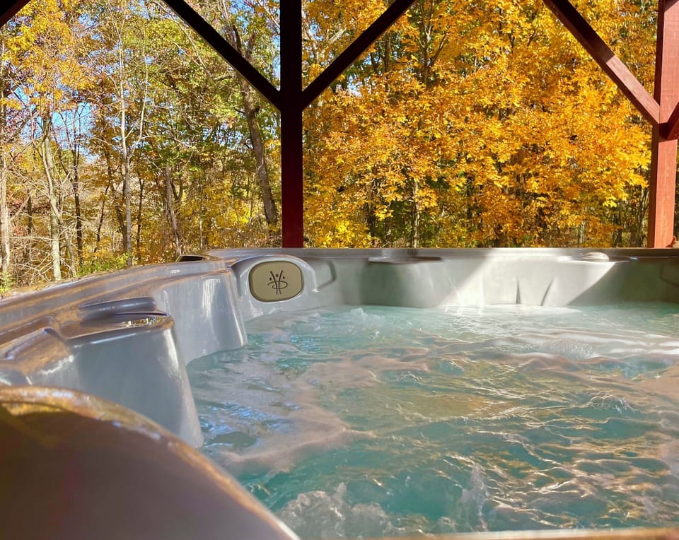 BRAND NEW HOT TUB! Best seat in the house to watch the sunrise in the mornings☀️
