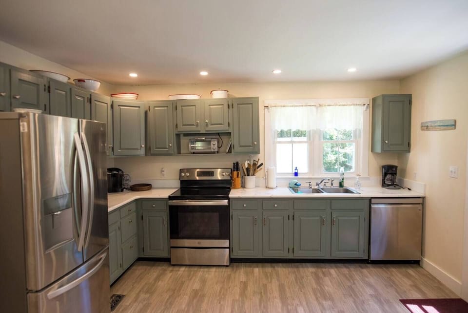 Fully equipped kitchen with sleek appliances and all the essentials you need. 