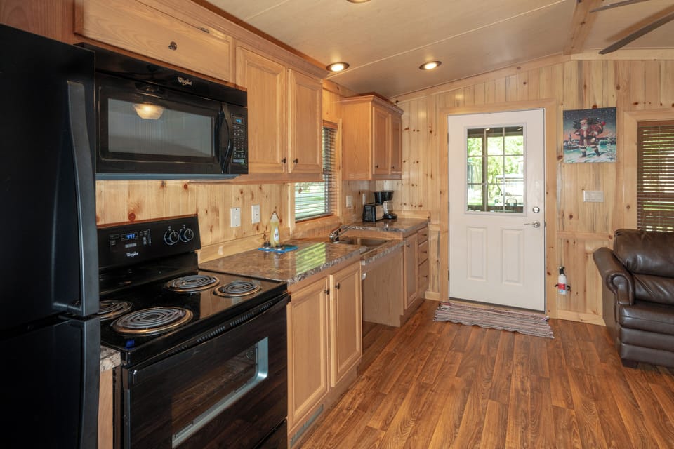 Cottage | Private kitchenette | Fridge, microwave, oven, stovetop