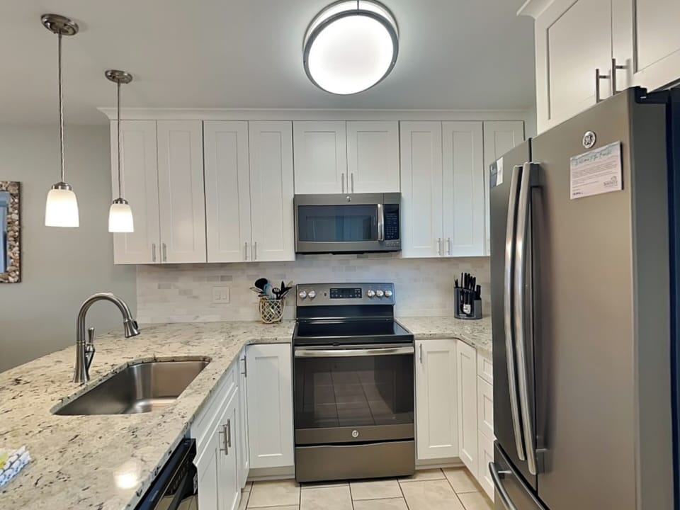 Townhome, Multiple Beds, Balcony, Garden View (Villa Chateau #10) | Private kitchen | Fridge, microwave, oven, stovetop