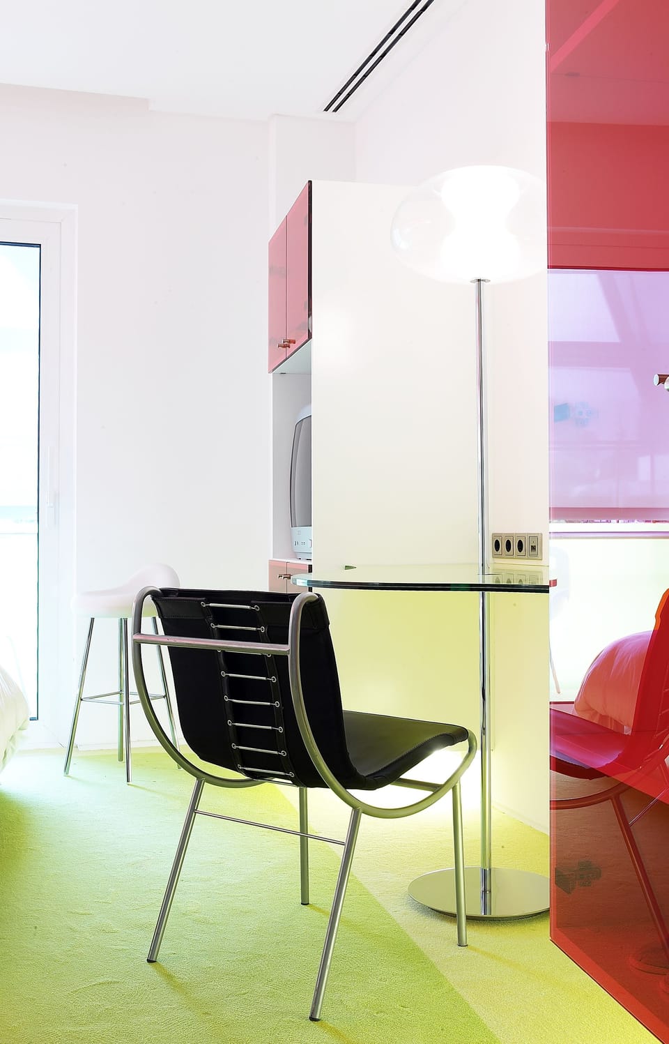 Standard Room | Minibar, in-room safe, desk, blackout drapes