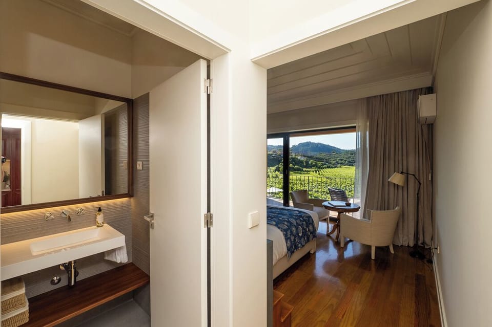 Superior Double or Twin Room, Vineyard View | Bathroom | Free toiletries, hair dryer, towels, soap