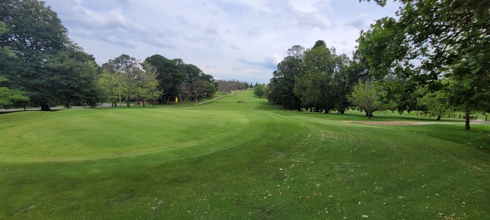 Leura Golf Club is at the end of our road. Just a 4 minute drive to the club and grounds