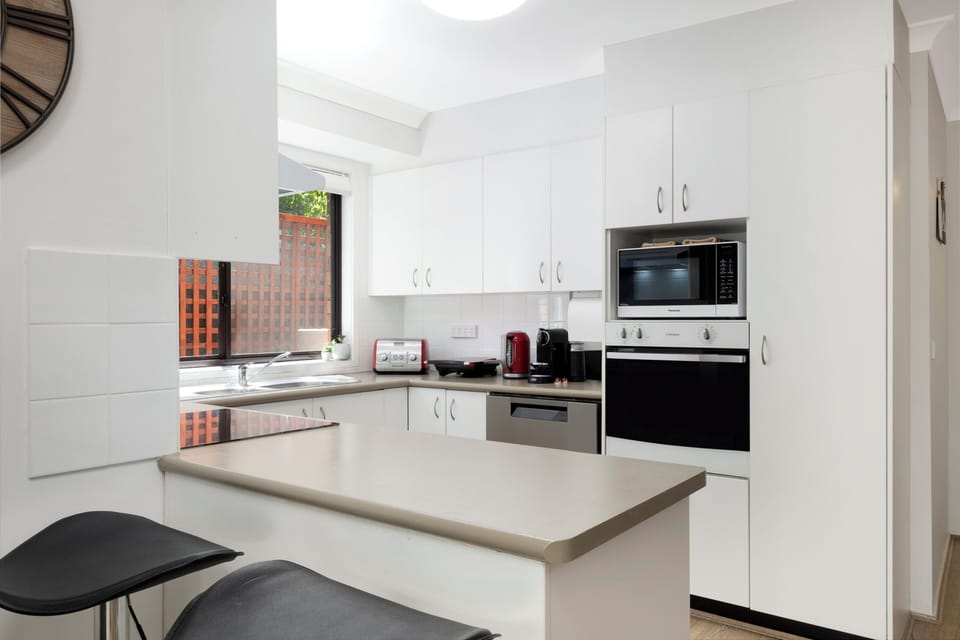 Fully equipped kitchen inc. dishwasher & fridge. Bar stools for larger groups.