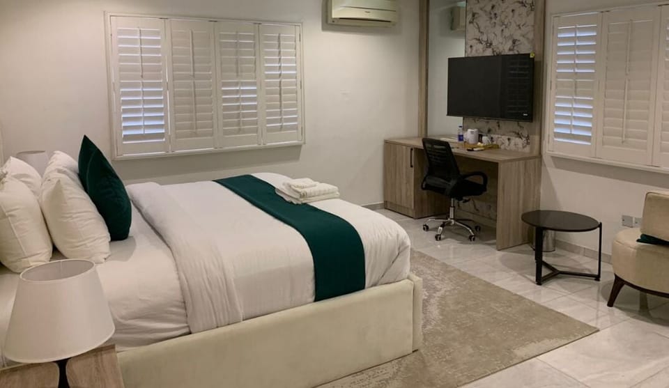 Deluxe Single Room, 1 Queen Bed, Non Smoking, Private Bathroom | Desk, laptop workspace