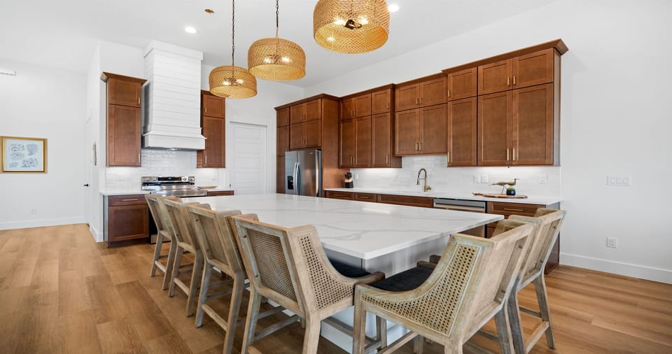 A showstopper kitchen built for hosting 🍽️
Expansive island seating, upscale appliances, and warm coastal finishes make this the perfect space for shared meals and memorable gatherings.
