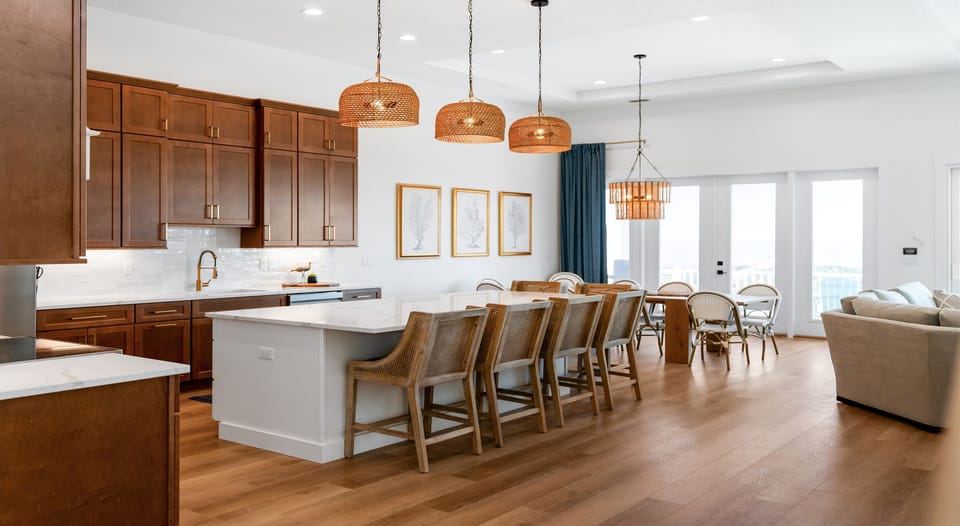 Designed for big meals and great company 🍽️
A long island with plenty of seating, warm coastal finishes, and open flow to dining and living spaces—perfect for gathering everyone together.
