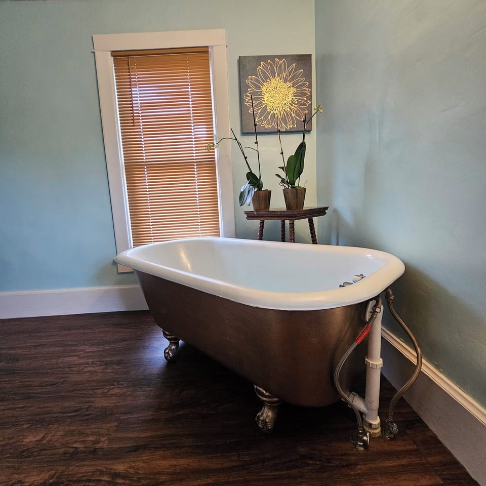 Claw foot soaking tub, 2nd floor bath