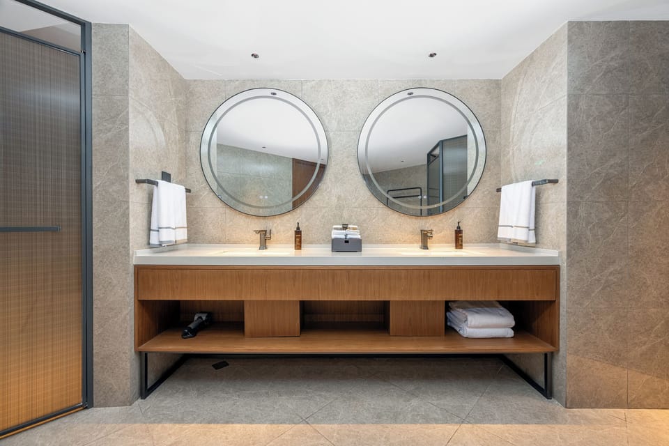 Presidential Double Room, City View | Bathroom | Shower, hair dryer, slippers, towels