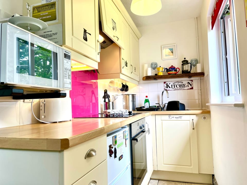 The Kitchen. Full sized oven and halogen hob, fridge/freezer, toaster, kettle, iron, micriwave. Cutlery and crockery, pots and pans