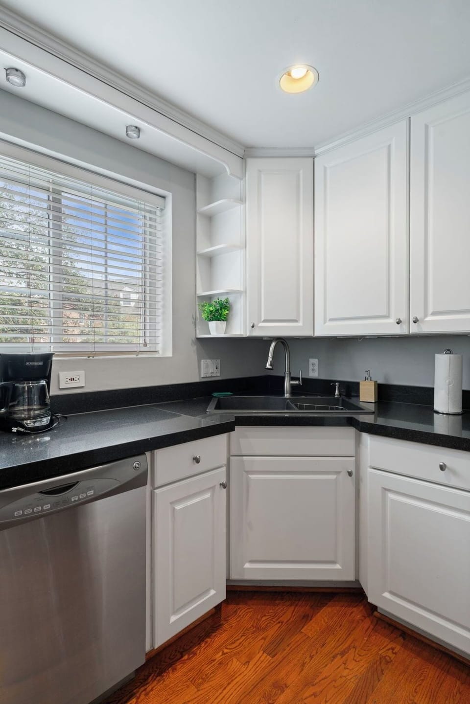Deluxe House | Private kitchen | Coffee/tea maker, electric kettle, toaster