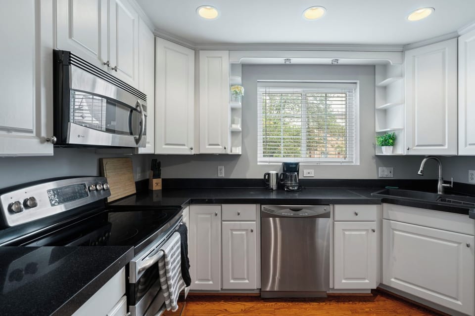 Deluxe House | Private kitchen | Coffee/tea maker, electric kettle, toaster