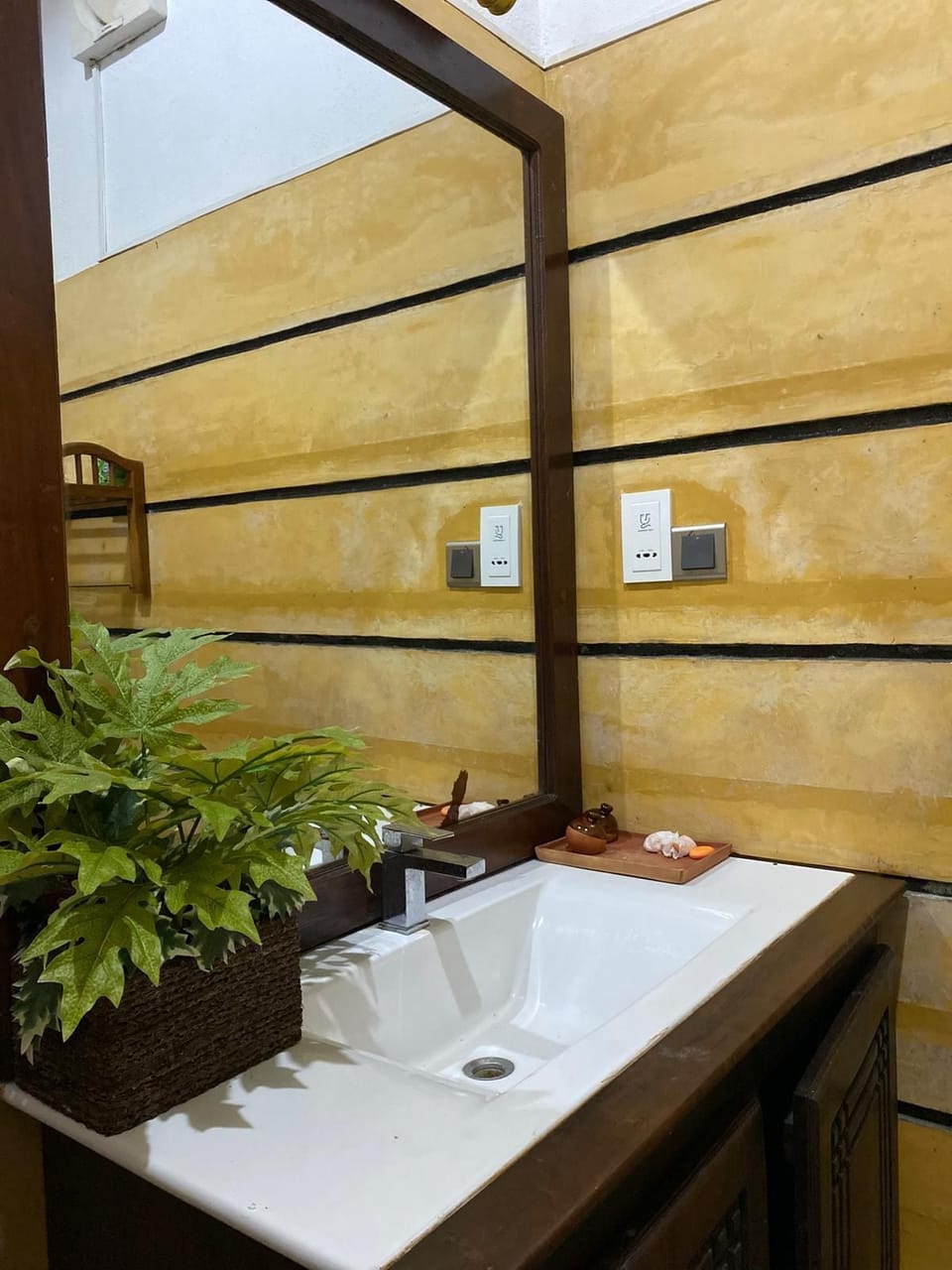 Combined shower/tub, towels, soap, toilet paper