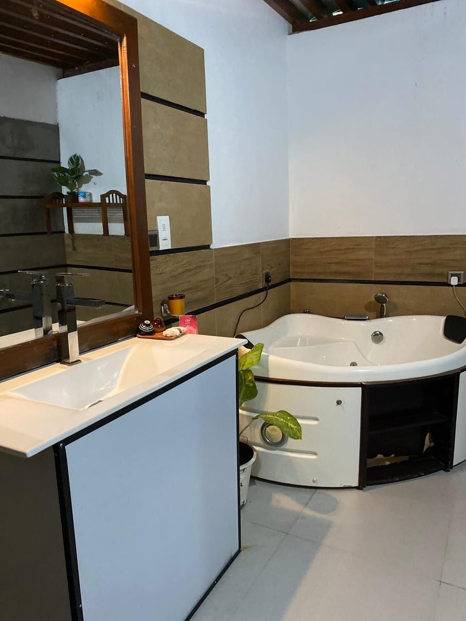 Deluxe Triple Room, Lake View | Bathroom | Combined shower/tub, towels, soap, toilet paper