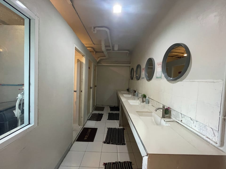 Shower, rainfall showerhead, free toiletries, towels