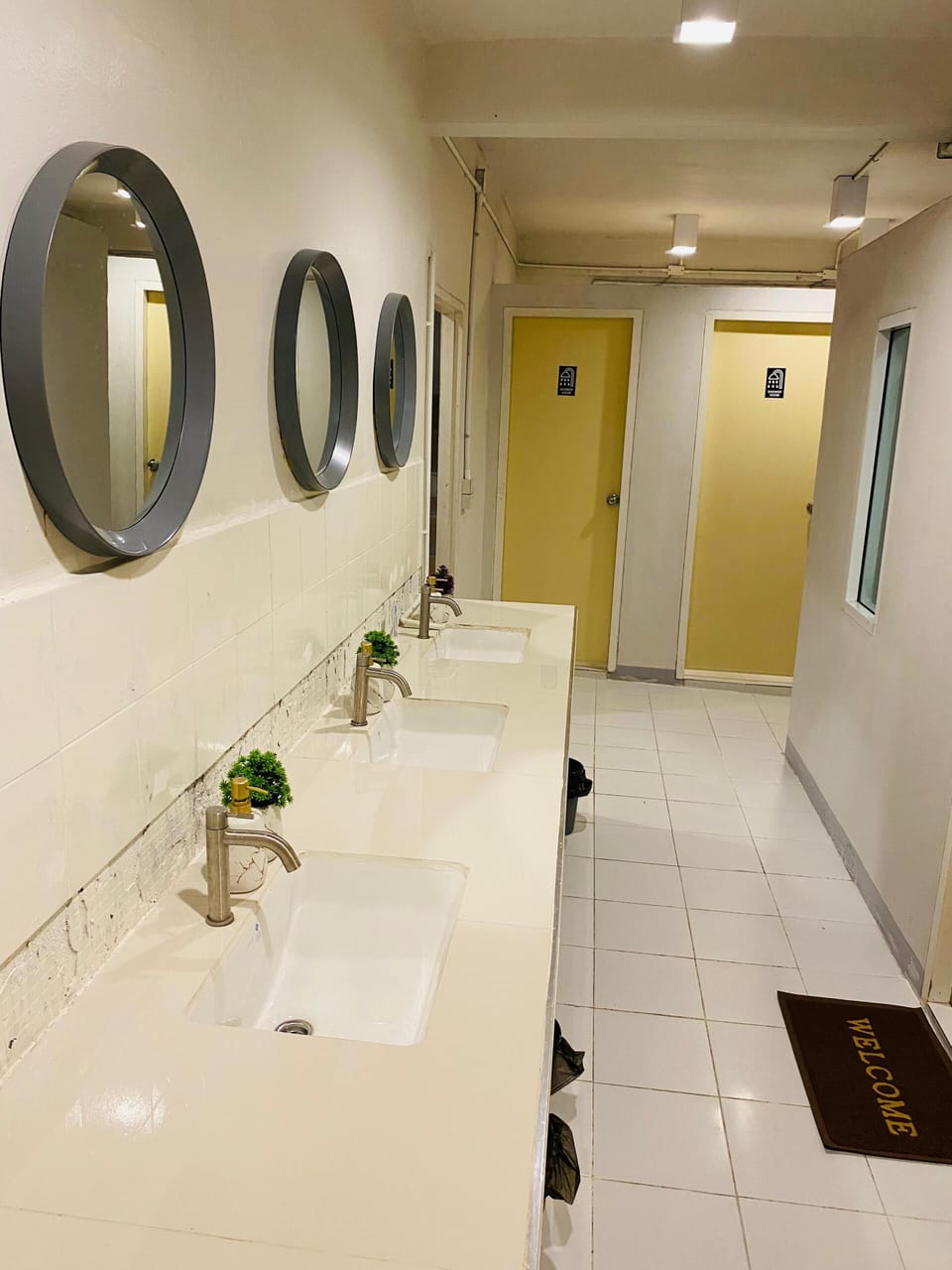 Comfort Shared Dormitory | Bathroom | Shower, free toiletries, towels, soap