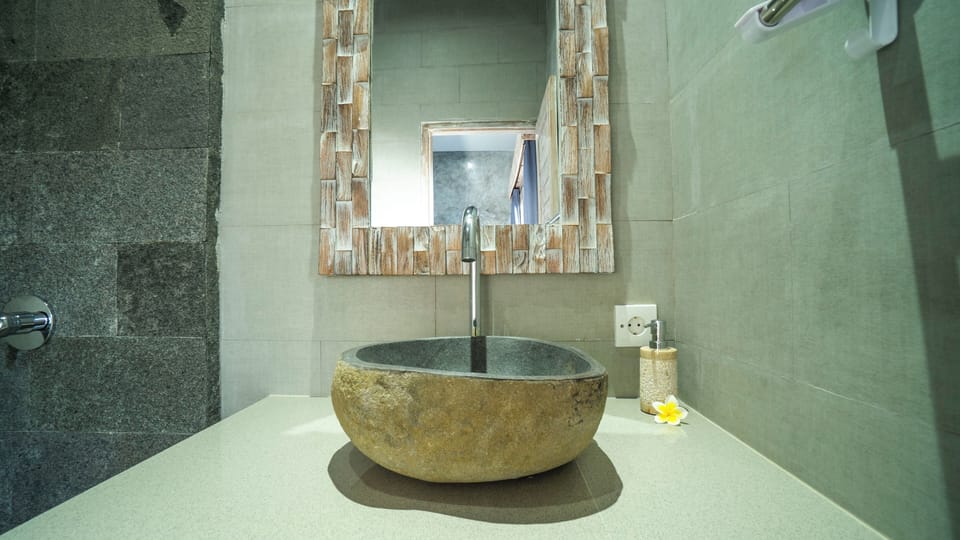 Deluxe Double Room, City View | Bathroom | Shower, towels, soap, shampoo