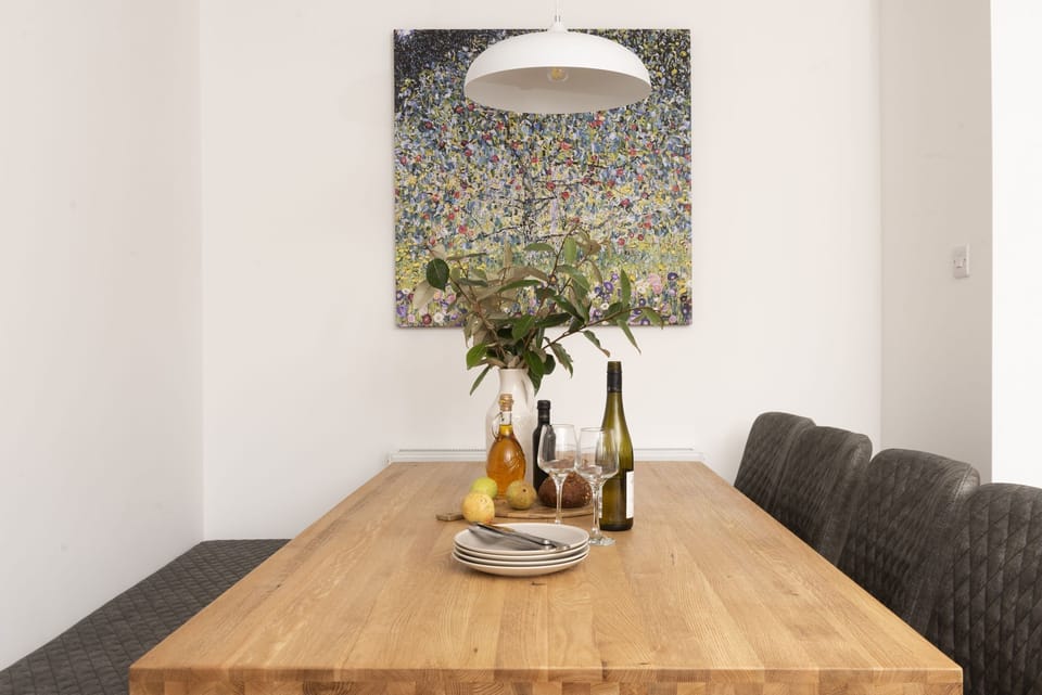 Seating area for 8 people, free parking available - Tre Lowen
