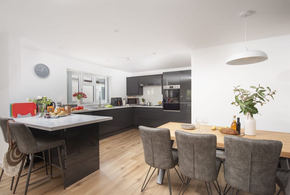Spacious well-equipped kitchen, coffee machine, air fryer, oven and grill - Tre Lowen