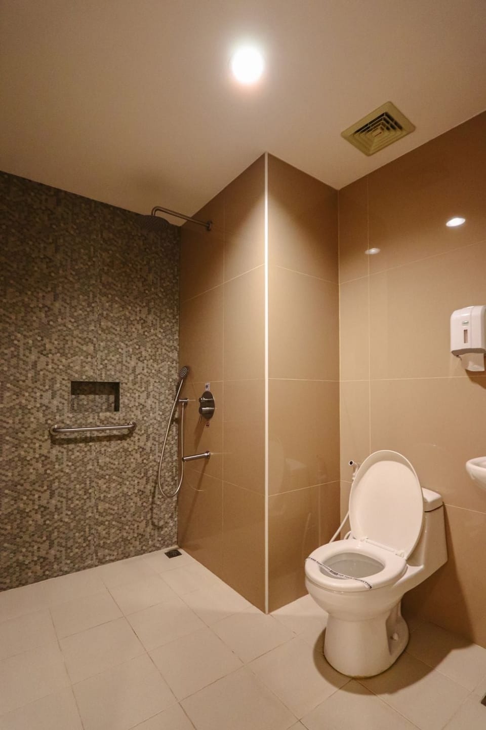 Executive Room | Bathroom | Shower, slippers, bidet, towels
