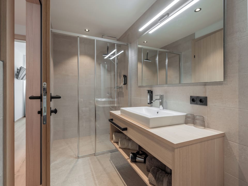 Comfort Double Room, Mountain View | Bathroom | Free toiletries, hair dryer, soap, shampoo