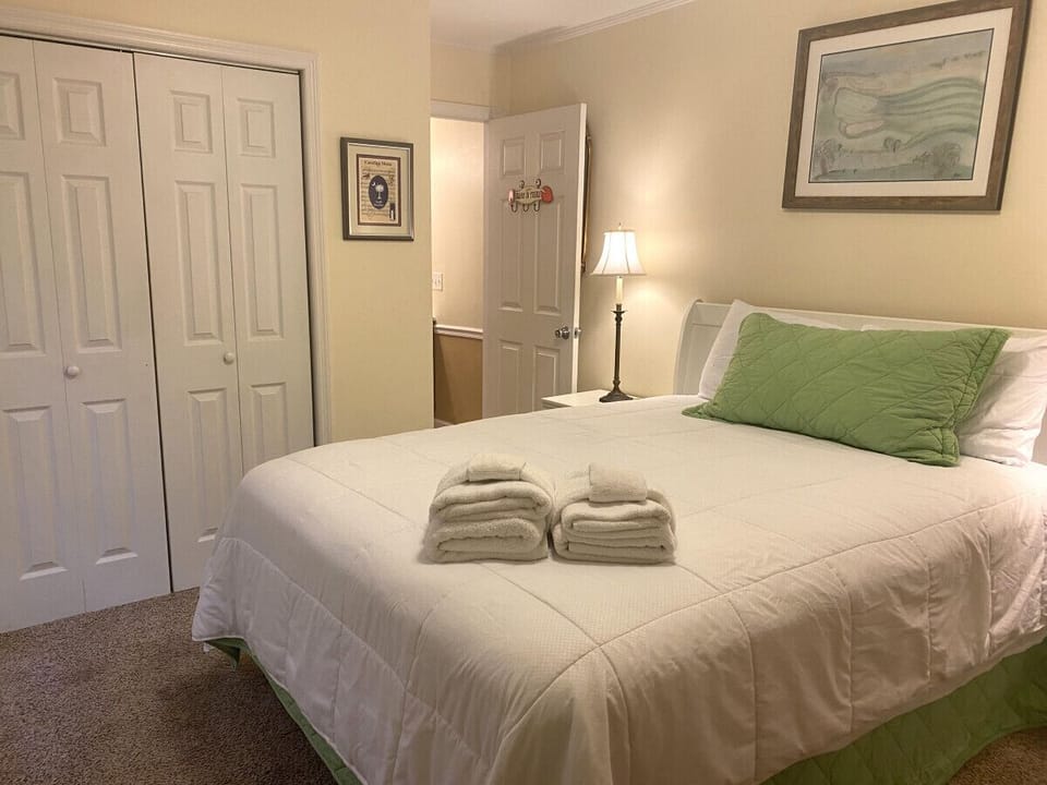 Bedroom 2 - Queen Bed