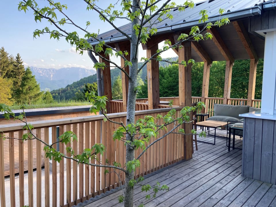 Terrasse mit gemütlicher Outdoor-Lounge