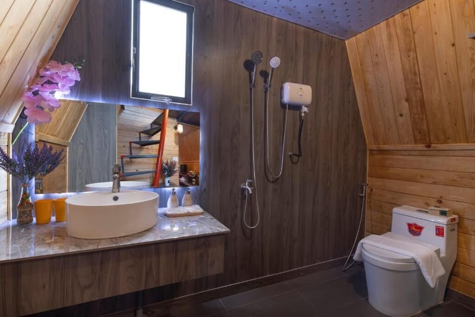 Shower, hair dryer, slippers, bidet