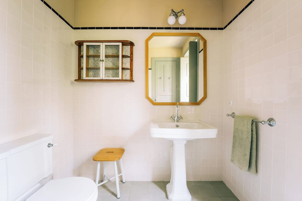 Superior Double Room, River View | Bathroom | Shower, towels, soap, shampoo