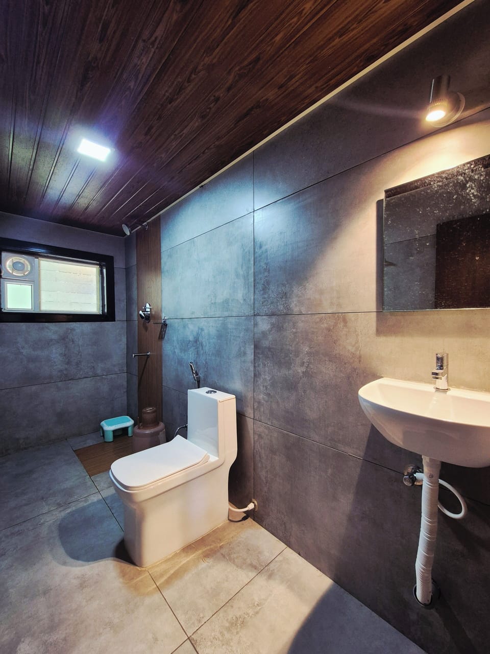 Family Room | Bathroom | Towels, soap, shampoo, toilet paper