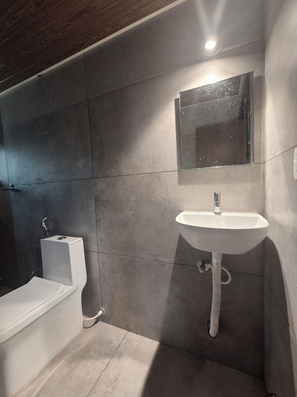 Family Room | Bathroom | Towels, soap, shampoo, toilet paper