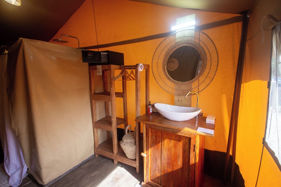 Deluxe Tent, Garden View | Bathroom | Shower, towels, soap, shampoo