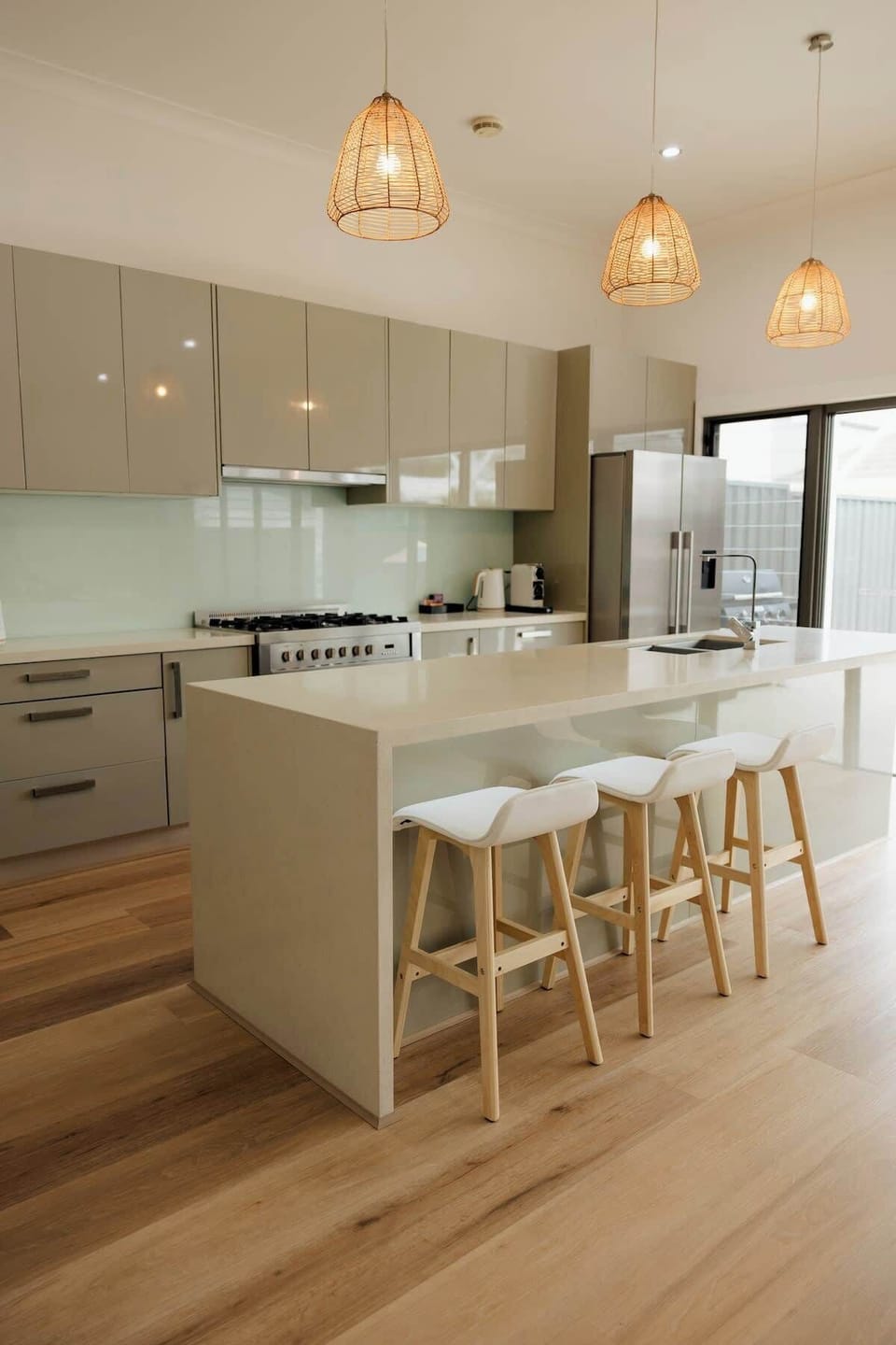 Full kitchen with 3m island bench 