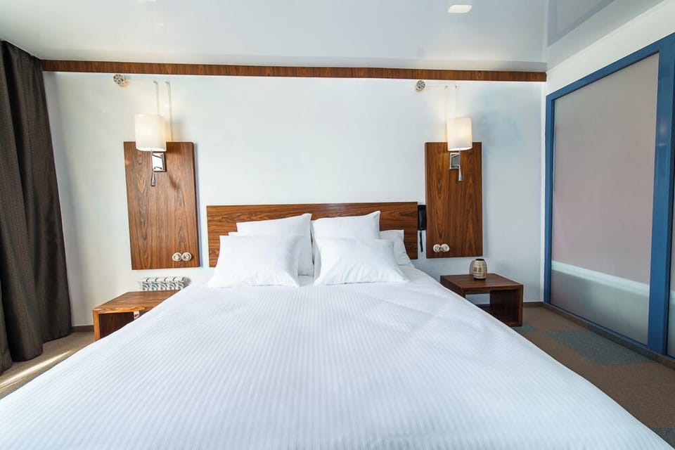 Hypo-allergenic bedding available, down comforters, in-room safe