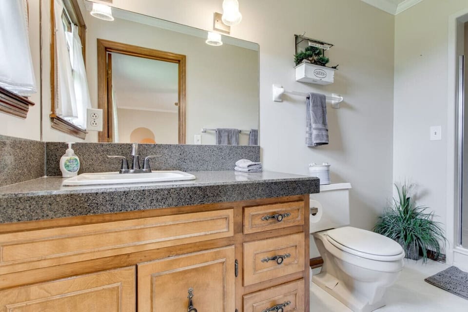 The primary en suite bathroom.