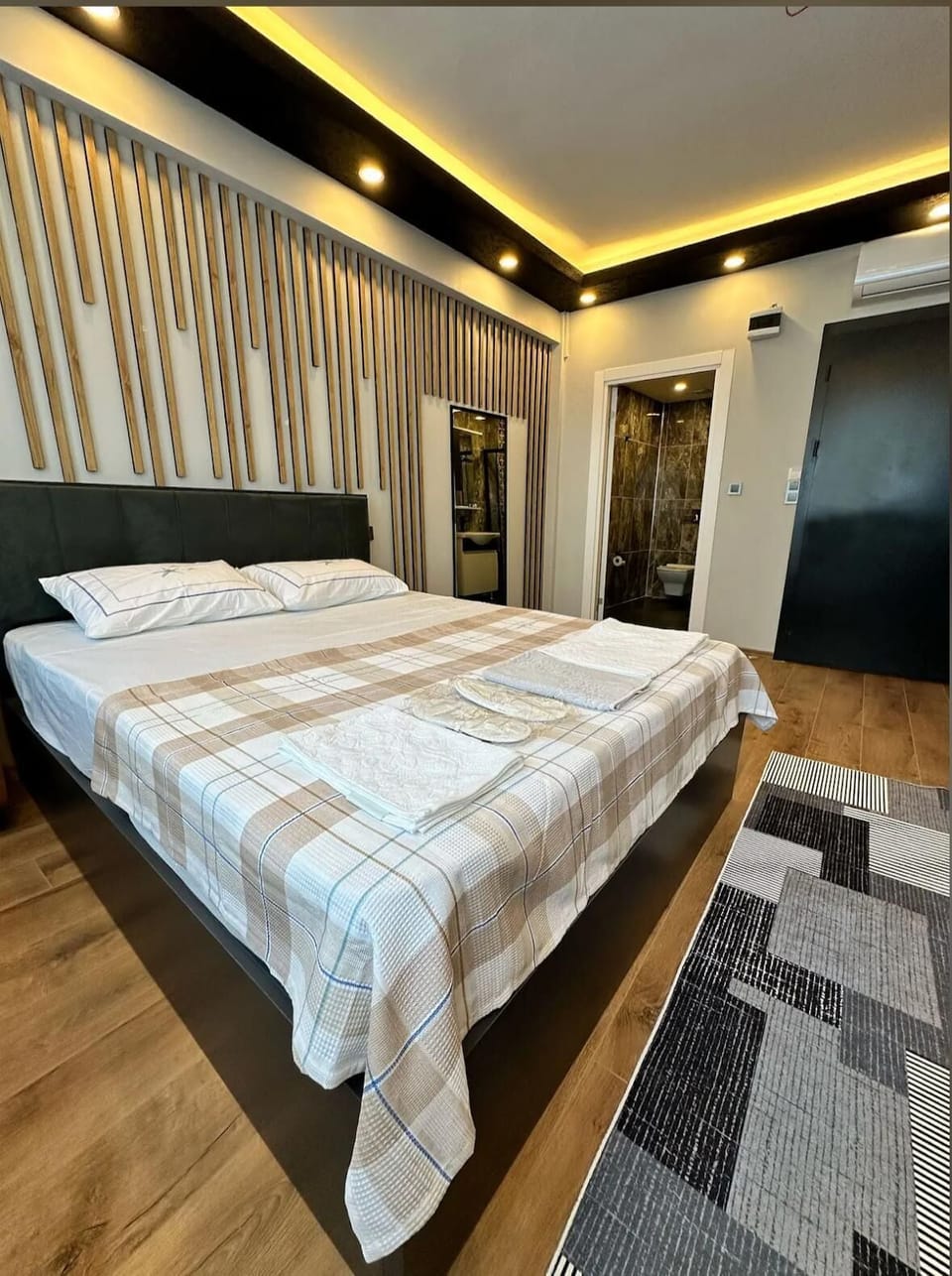 Standard Double Room, 1 Queen Bed, Non Smoking, Private Bathroom | Minibar, desk, free cribs/infant beds, free WiFi