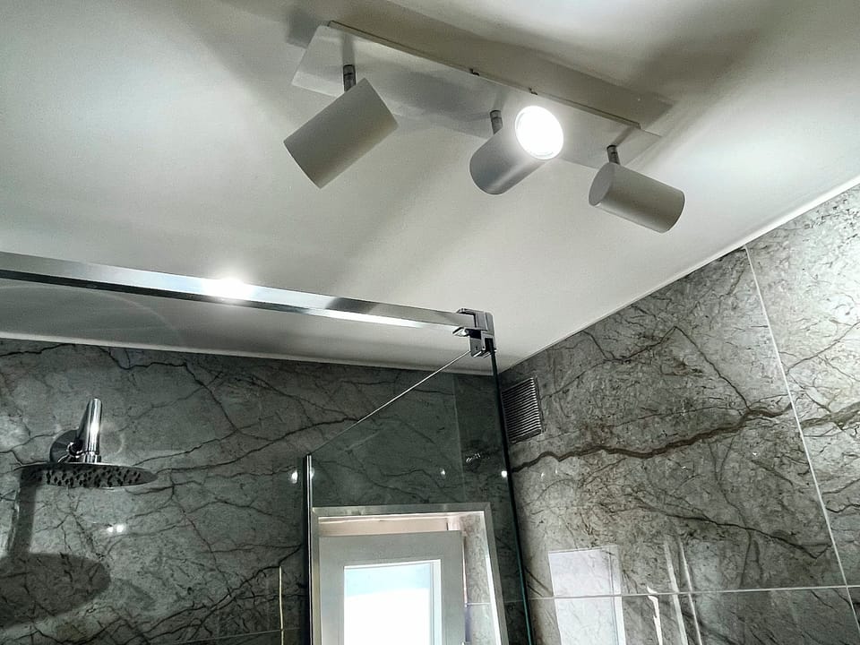 Superior Apartment, Sea View | Bathroom | Hair dryer, towels, soap, shampoo