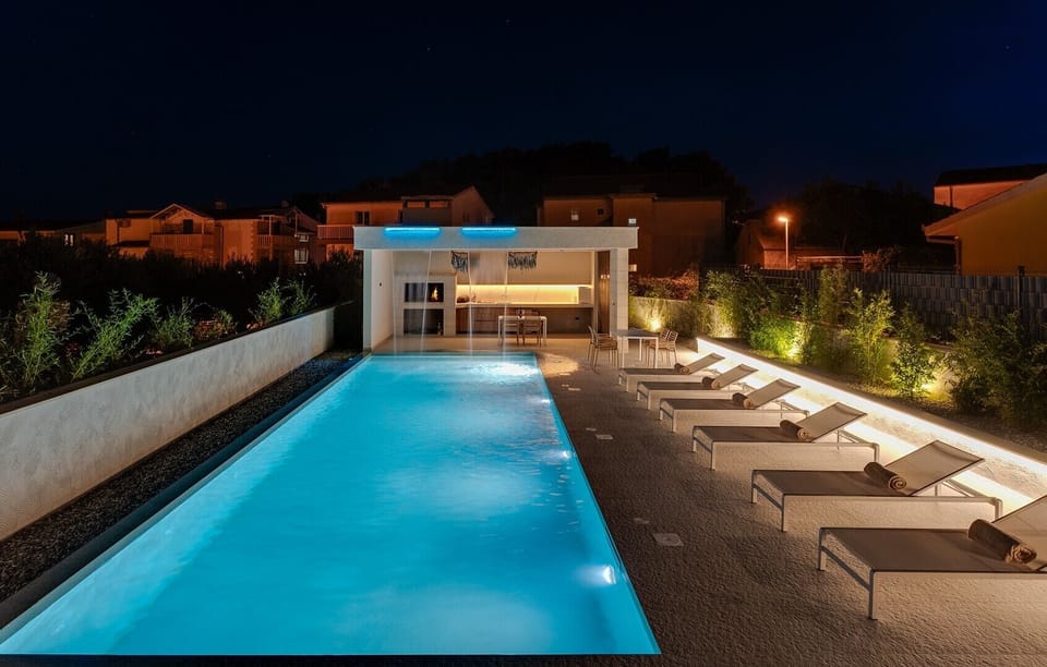 Heated swimming pool measuring 12.5m x 4.5m, complete with hydro-massage and a saltwater electrolysis system