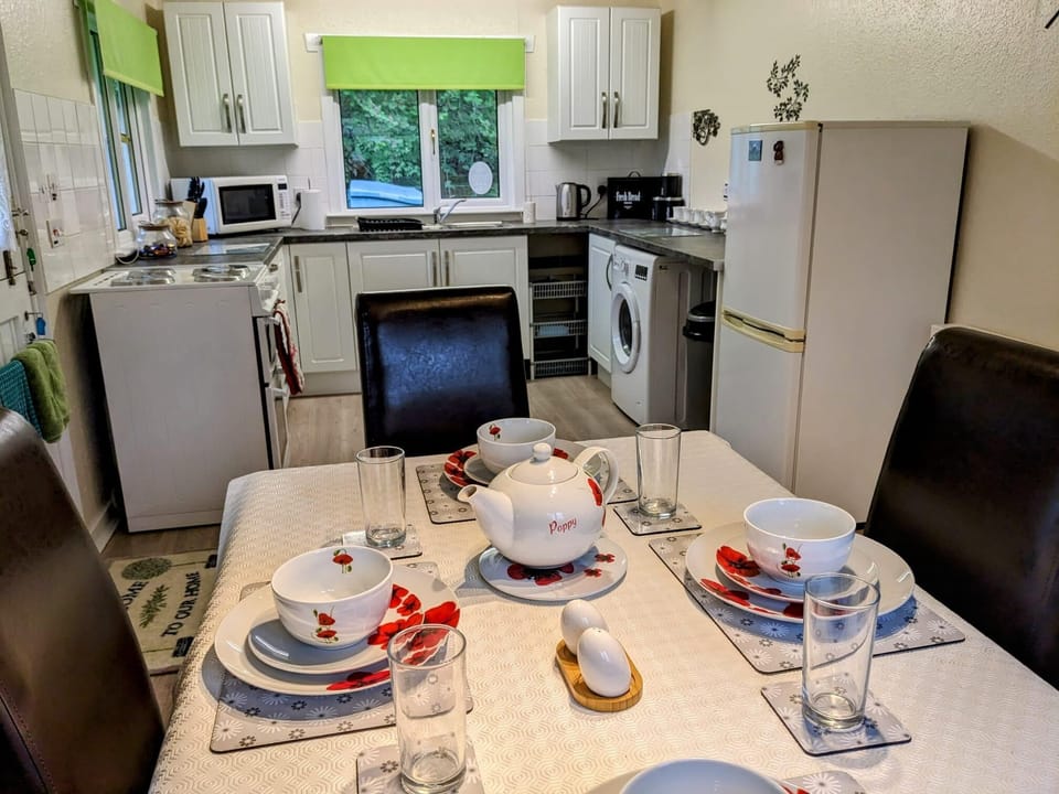 Cottage | Private kitchen | Fridge, microwave, oven, stovetop