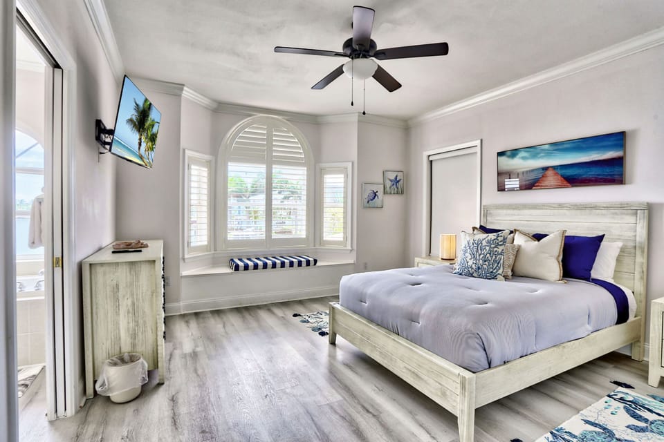 Guest Bedroom with Queen Bed.  Upper Level.