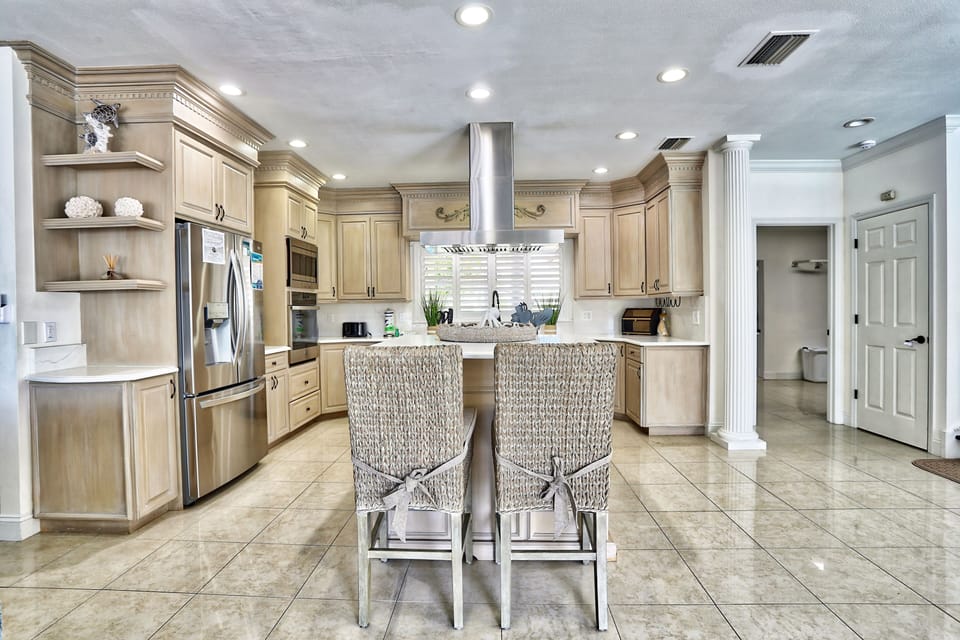Coffee/tea maker, fridge, microwave, dishwasher