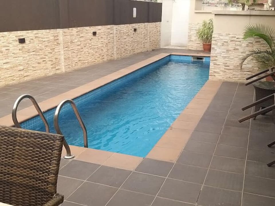 Swim-up bar