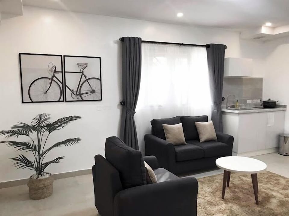 Economy Room, Balcony, City View | Living area