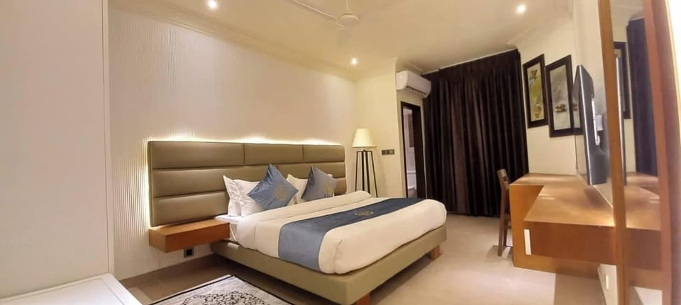 Superior Suite | Desk, laptop workspace, free WiFi