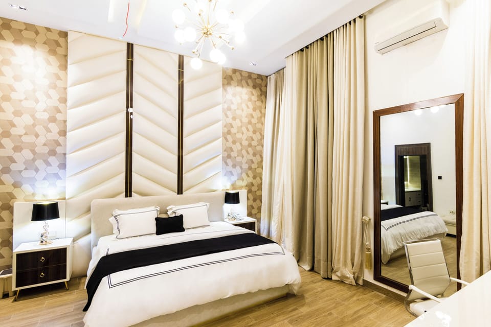 Senior Room, 1 King Bed, City View | Desk, laptop workspace, WiFi (free)