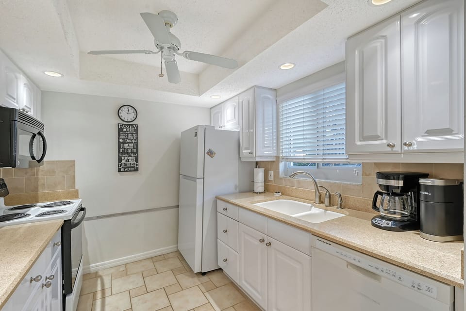Kitchen - Fully equipped with all the large and small appliances you would need.